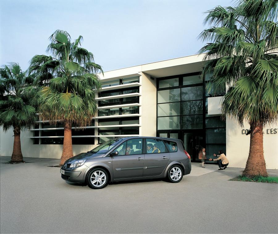  Renault Grand Scenic 2004 года  (фото 24 из 47)